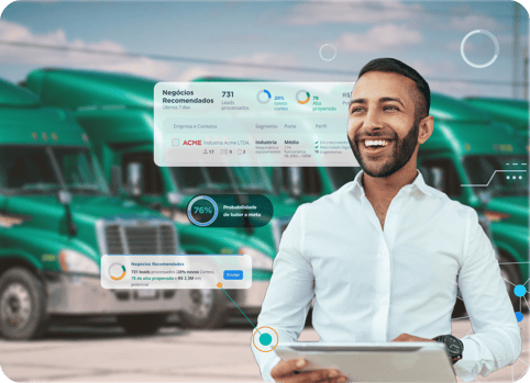 homem com tablet na mão rodeado por gráficos da plataforma de vendas e mercado da Cortex, e ao fundo uma frota de veículos pesados.