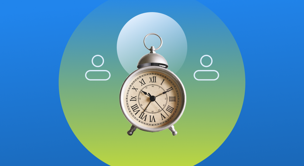 Relógio antigo no centro com dois ícones de pessoas fazendo referência ao tempo de resposta aos leads
