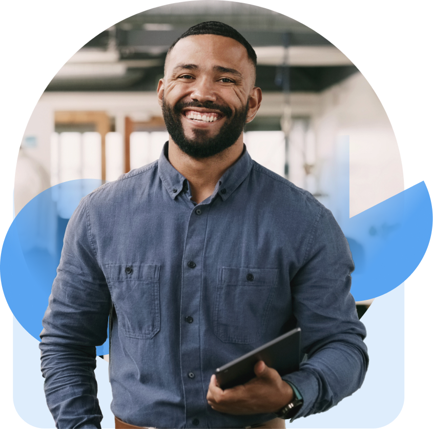 homem com tablet na mão olhando para frente com gráficos na cor azul a sua volta